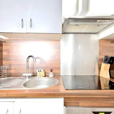 Apartament D'une Avec Terrasse Amenagee Et Wifi A A 2 Km De La Antibes